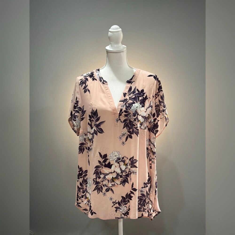 Light Pink Torrid Split Neck Flutter Sleeve Floral Blouse Size 1 EUC